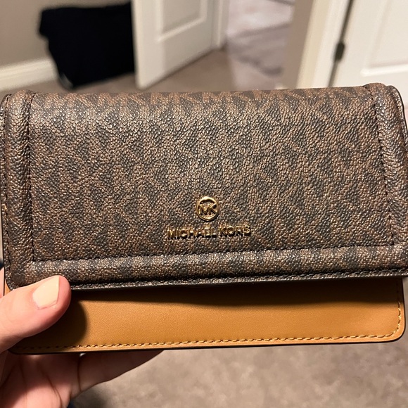 Michael Kors Smartphone Wallet on a String - Picture 1 of 16